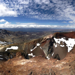 三个充盈着湖水的爆裂火山口称为翡翠湖（Emerald Lakes）