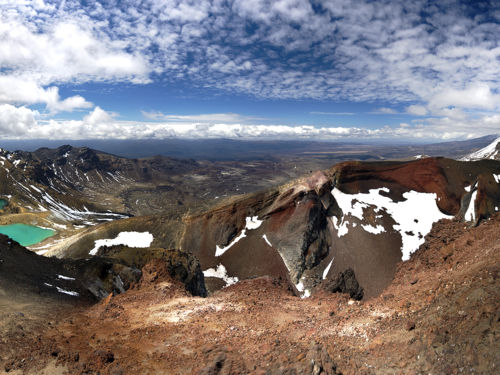 三个充盈着湖水的爆裂火山口称为翡翠湖（Emerald Lakes）