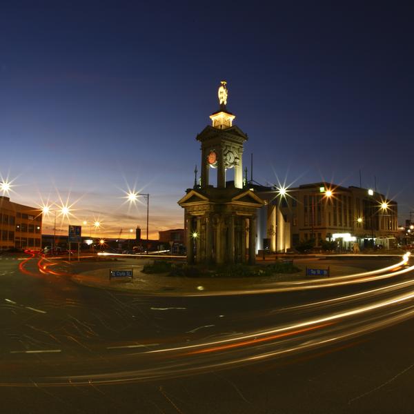 骑兵纪念碑（Troopers Memorial）坐落在因沃卡格尔市（Invercargill City）中心，这里拥有悠久的历史，当地人十分热情友好。