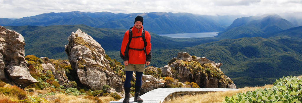 步道因其越过峡湾地区（Fiordland）的壮丽景色而闻名。