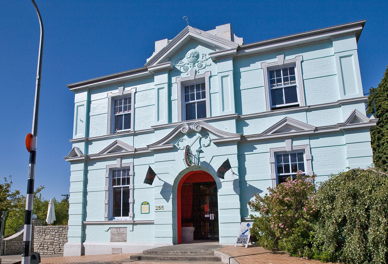 Winton is a typical Southland town, with rivers for trout fishing and farmstays for a taste of rural living. Peace and quiet are guaranteed.