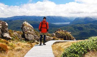 步道因其越过峡湾地区（Fiordland）的壮丽景色而闻名。