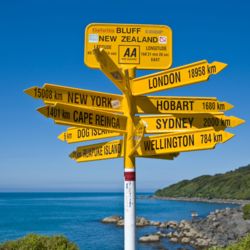 ブラフのスターリング・ポイントで、世界主要都市までの距離が書かれた標識をバックに記念撮影。