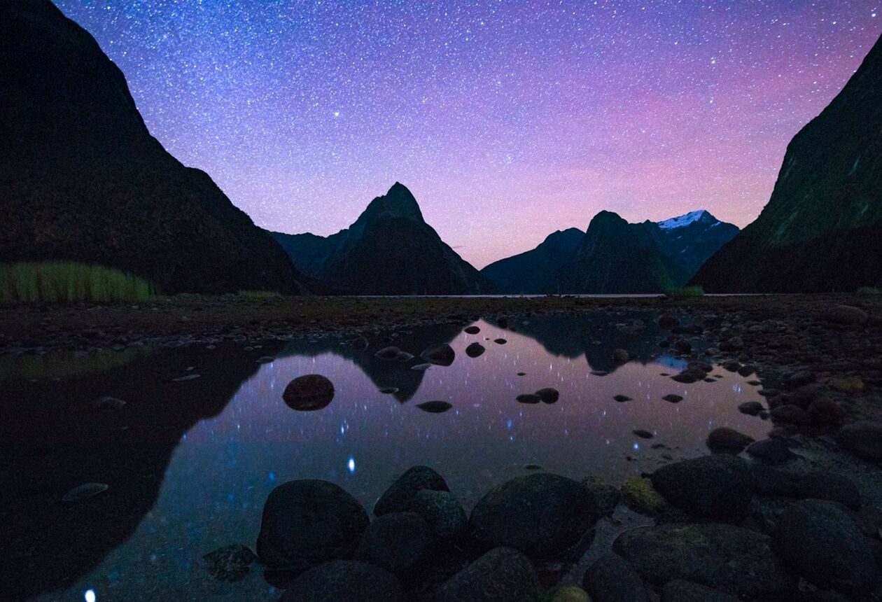 별빛 아래에서 식사를 즐길 수 있는 최고의 장소들을 통해 아오테아로아 뉴질랜드의 숨겨진 보석들을 만나보자. 별이 빛나는 아름다운 밤하늘 아래에서 즐기는 팜투테이블 요리 등 특별한 식사 체험을 소개한다.