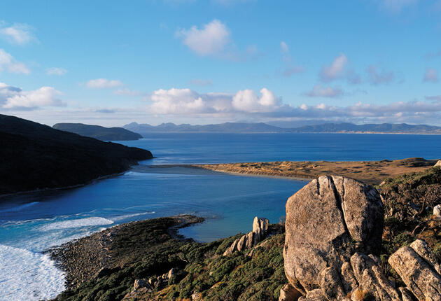 斯图尔特岛基本上是自然主宰下的蛮荒世界。这里的宁静祥和、鸟语花香、绝色风光数千年来未曾改变，期待你前去探索。