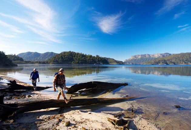 Te Urewera, der größte Nationalpark auf der Nordinsel, bietet eine imposante Landschaft aus atemberaubend schönen Seen, Wäldern und Bergen.
