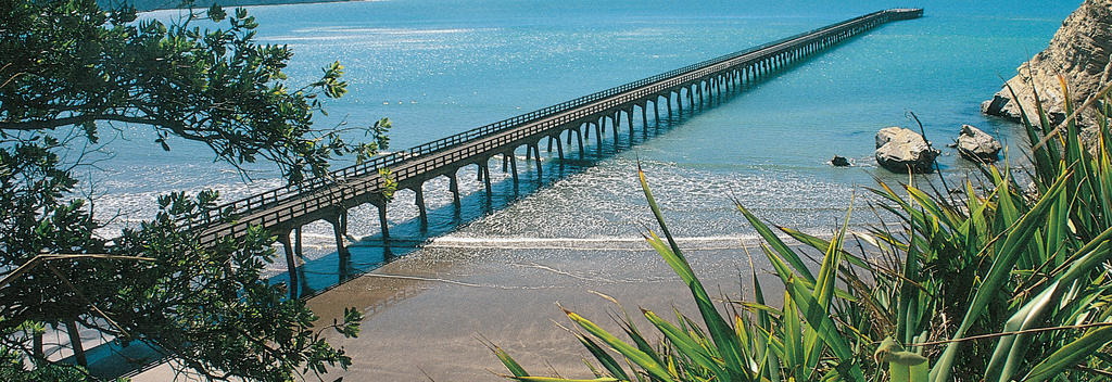 The Tolaga Bay Wharf is believed to be the longest concrete wharf in the Southern Hemisphere.