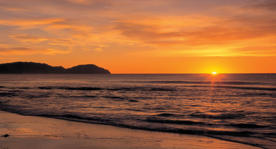 La hermosa playa Wainui es ideal para disfrutar de las olas y los amaneceres.