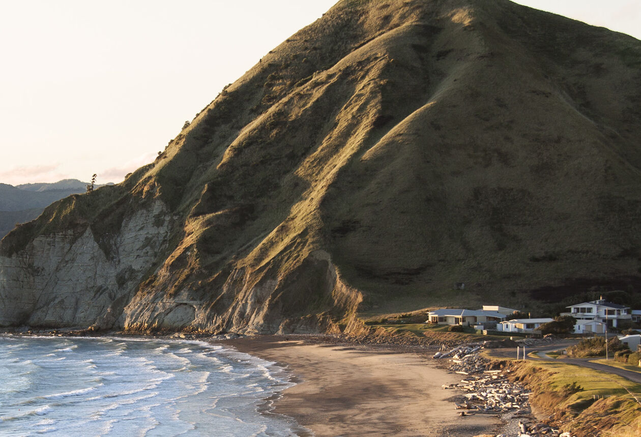 マヒア半島には多様なビーチが点在しています。砂浜はもちろん、岩がちな磯や波の押し寄せる広大な岸辺もあります。