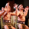 Alunos do último ano de Taranaki apresentam uma haka em uma competição de artes cênicas Maori.