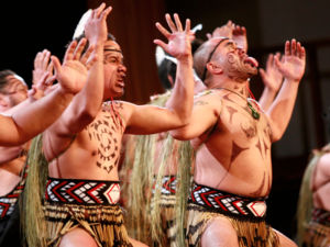 タラナキの学生が、マオリの伝統芸能の大会でハカを披露しています。