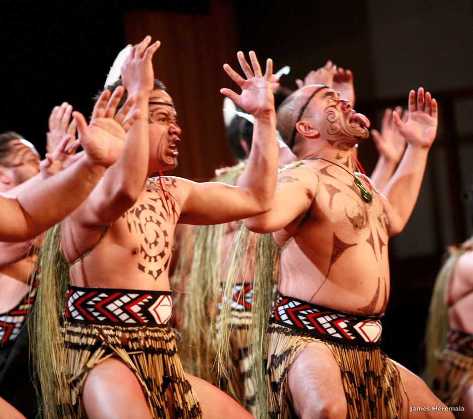 Estudiantes de último año de la escuela Taranaki realizan el “haka” en una competencia de artes escénicas maoríes.