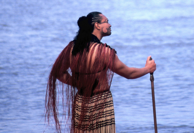 毛利人是奥拉提亚罗瓦/新西兰(即“长白云之乡”)最早的居民。他们大约是1,000年前从玻利尼西亚的故乡哈瓦基(Hawaiki)来到新西兰的,以“伊威”(部落)为基础建立了繁荣的社会, 传衍数百年。