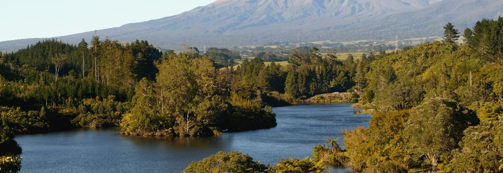 塔拉纳基山（Mount Taranaki）与曼格曼后湖（Lake Mangamahoe）遥遥相望。从新普利茅斯（New Plymouth）出发，只需5分钟车程即可到达。