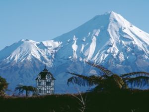 스트래퍼드에 있는 뉴질랜드에서 유일한 글로켄슈필 시계탑이 로미오와 줄리엣의 한 장면을 연출한다.