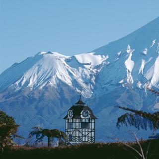 스트래퍼드에 있는 뉴질랜드에서 유일한 글로켄슈필 시계탑이 로미오와 줄리엣의 한 장면을 연출한다.