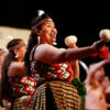 マオリのポイ・ダンスはひもの付いたボールをうまくコントロールしながら踊る伝統芸能です。