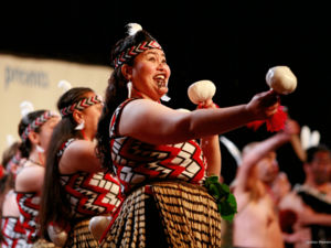 マオリのポイ・ダンスはひもの付いたボールをうまくコントロールしながら踊る伝統芸能です。