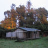 Un rayo de sol aparece temprano por la mañana en la cabaña Pouri Hut