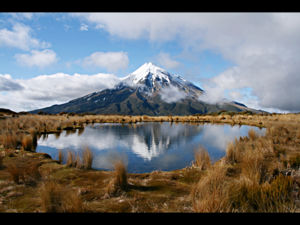 Perfekte Ausblicke auf Mount Taranaki gibt es während der lohnenswerten Wanderung auf dem Pouakai Circuit im Norden des Egmont Nationalparks.