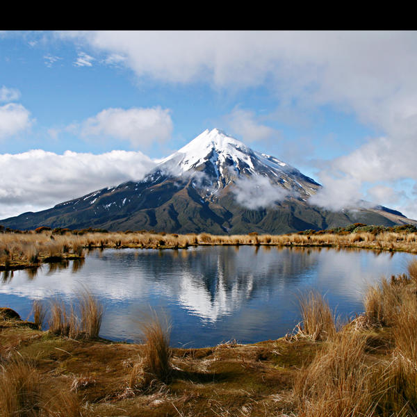 Perfekte Ausblicke auf Mount Taranaki gibt es während der lohnenswerten Wanderung auf dem Pouakai Circuit im Norden des Egmont Nationalparks.