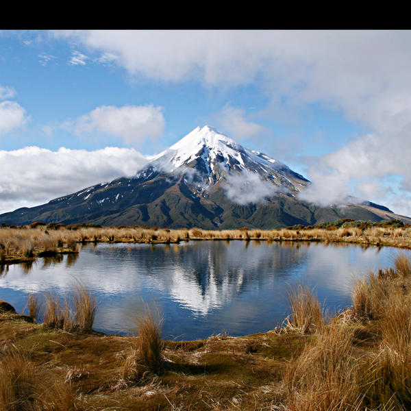 Der Mount Taranaki dominiert die umliegende Landschaft.