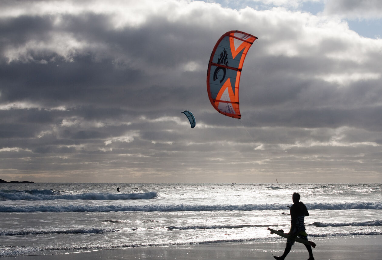 半円形の半島部にあるこの海岸は、波が180度の角度で打ち寄せてきます。サーフィンに絶好の場所として知られています。