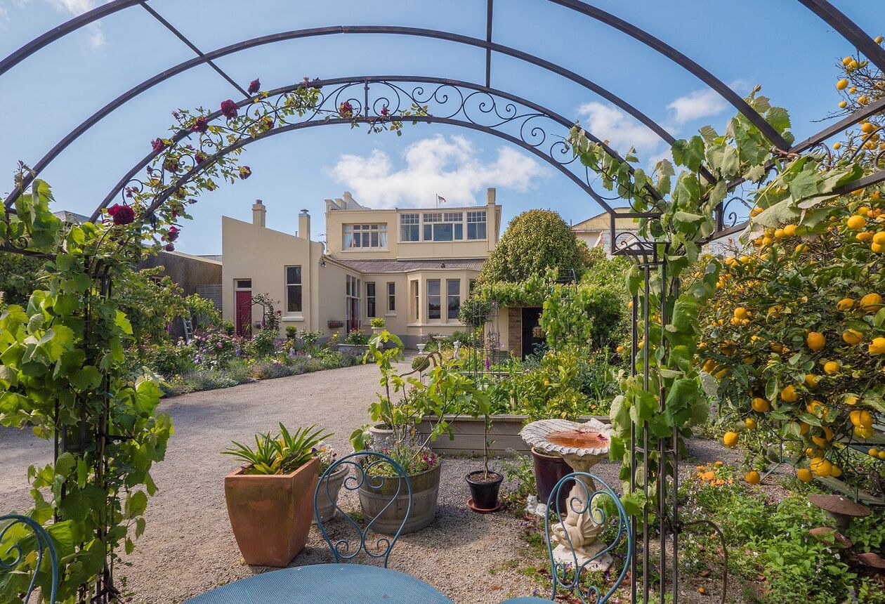 Eltham is known for its vintage and second-hand shopping. A must-do when stopping here is a visit to the cheese factory to buy something delicious for your picnic basket. Find out more. 