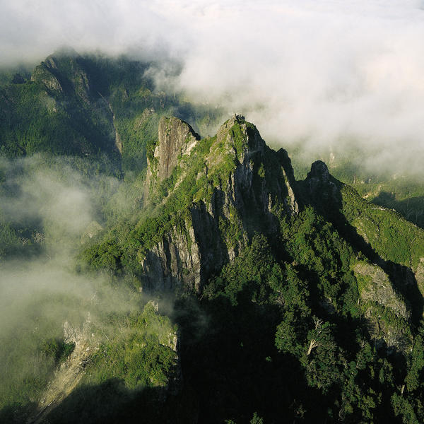 ザ・ピナクルズは、最も人気のある泊りがけのハイキングの1つです。