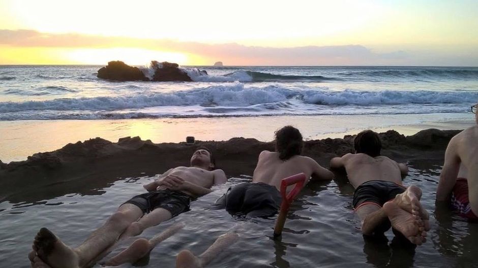 コロマンデルのホット・ウォーター・ビーチで太平洋の壮大な海の眺めを楽しみながら自前の温泉を掘りましょう。
