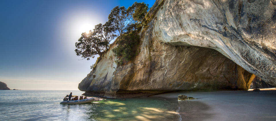 Um buraco gigante na rocha conecta as belas praias