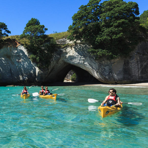 Mendayung kayak sepanjang garis pantai dan temukan gua-gua tersembunyi di Cathedral Cove, hanya dengan 2 jam berkendara dari Auckland.