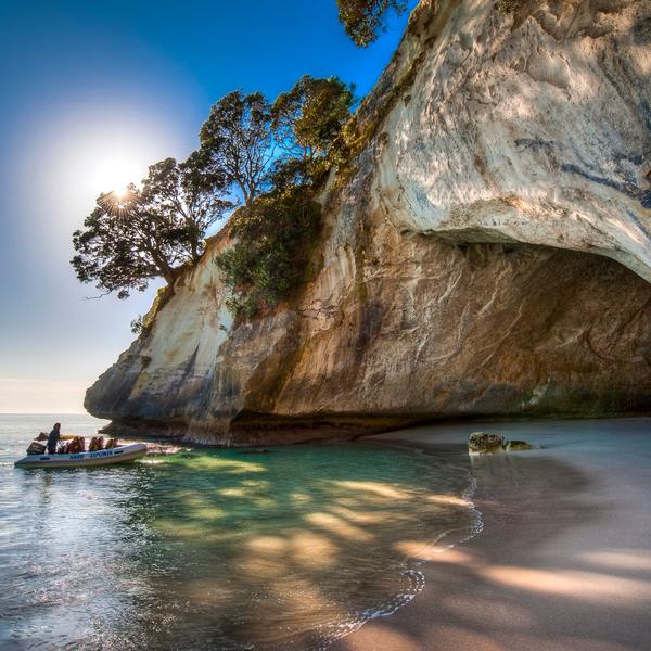 The Coromandel é o lar de Cathedral Cove. Conheça uma caverna esculpida pelo mar que te leva a uma praia perfeita.