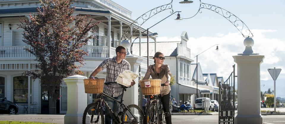 Explore the high quality vineyards and charming towns of the Wairarapa on this cycling itinerary.