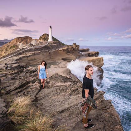 在城堡角，你可以找到世界上罕见的雏菊，还可爬上城堡岩石，或在海豚和海豹后面观看海浪。