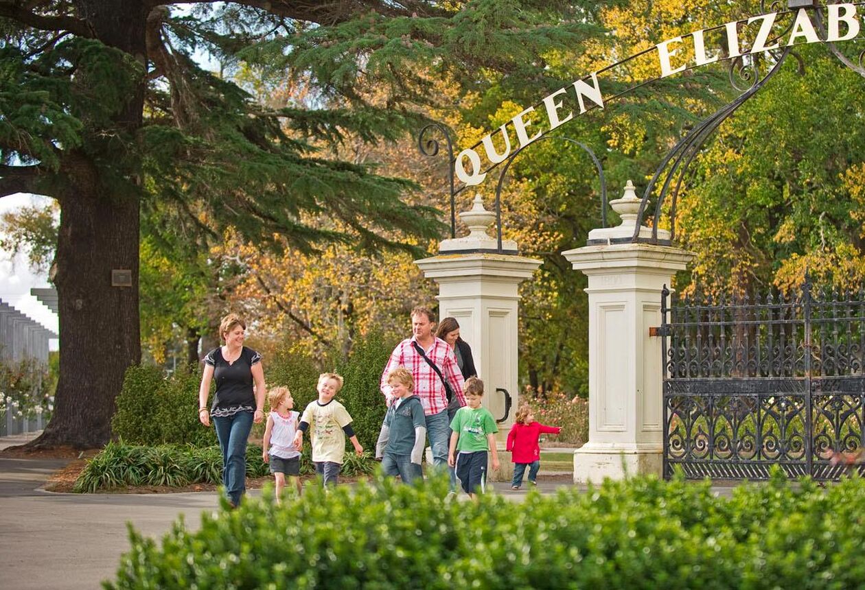 マスタートンで毎年3月に開催される大会では、芸術的なまでの羊の毛刈りが見ることができます。マスタートンはワイララパ地方の農場地帯に物資やサービスを供給し、地域の農業を支えています。