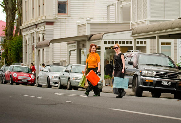 怀拉拉帕（Wairarapa）是一个充斥着酒庄、古玩、美食与古迹的地方。造访马丁堡（Martinborough）、马斯特顿（Masterton）或卡特顿（Carterton），品味本地独有的特色。