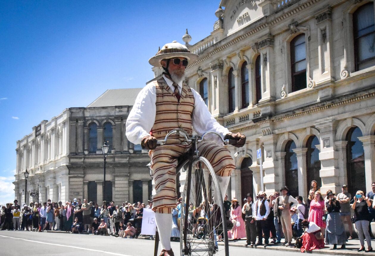 뉴질랜드 남섬 최고의 가을 액티비티에 대해 알아보자. 밀포드사운드 크루즈부터 천문 관측까지 아름다운 가을 풍경을 즐길 수 있는 10가지 방법을 소개한다.