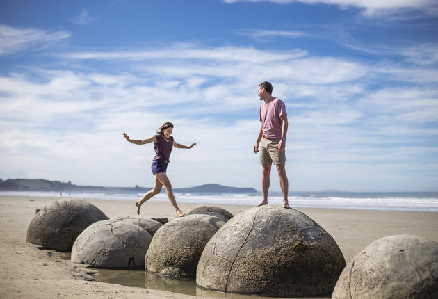 Waitaki, on New Zealand's South Island, offers impressive rock formations and abundant natural beauty. Relax and explore the beauty of the Waitaki Valley and make a trip to the mysterious Moeraki boulders.