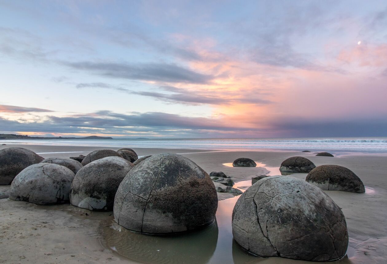 Waitaki, on New Zealand's South Island, offers impressive rock formations and abundant natural beauty. Relax and explore the beauty of the Waitaki Valley and make a trip to the mysterious Moeraki boulders.