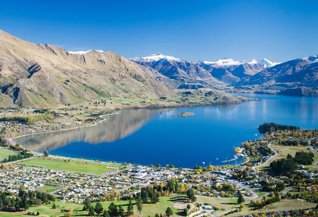 With stunning alpine surrounds, the Wānaka region and Wānaka town have the same adventurous vibe as Queenstown, yet are a little more relaxed.