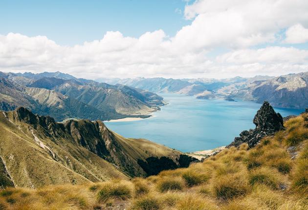 강렬한 아름다움과 험준한 산악 지대를 자랑하는 레이크 하웨아는 야외 모험가의 낙원이다.