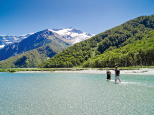 ニュージーランドで3番目に大きい国立公園。ワナカから40分ほどのところにあり、壮大な自然と山岳風景、美しい渓谷の世界が満喫できます。