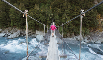 罗布罗伊冰川步道上的一座吊桥。