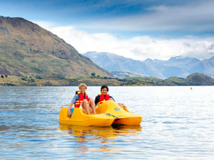 湖の魅力は、湖上に出るとよくわかります。パドルボートに挑戦してみましょう。