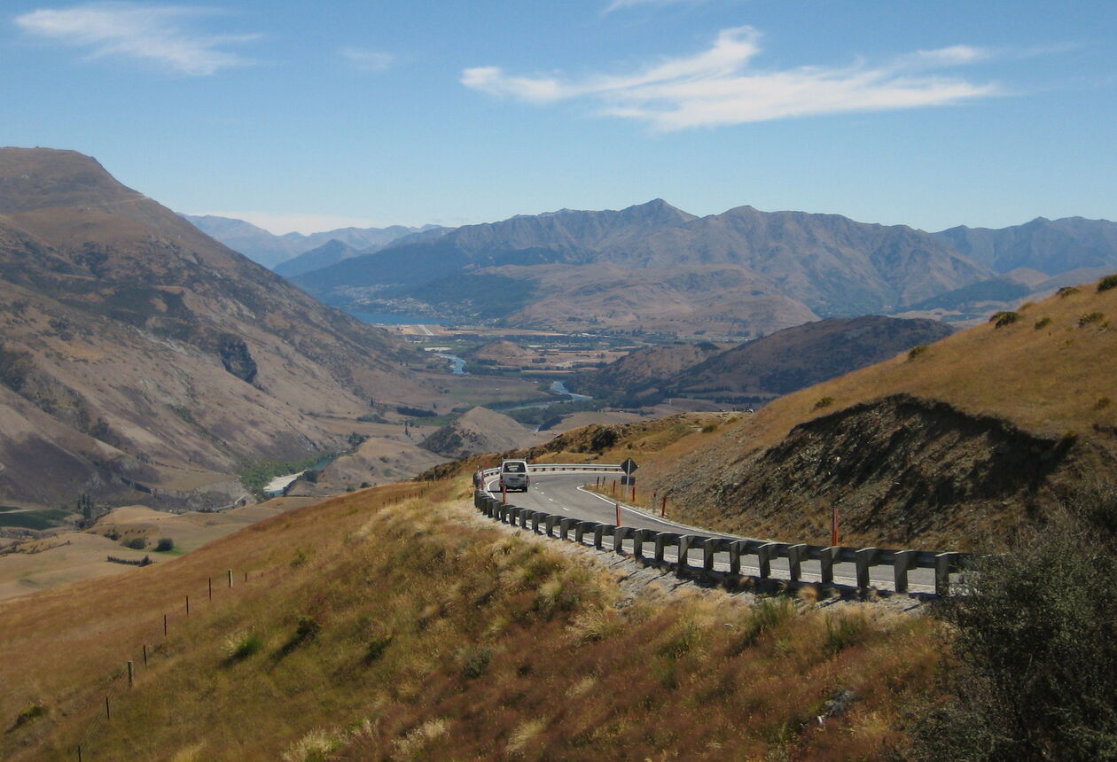 沿卡德罗纳谷的公路一路前行，你可以体验各种各样的探险活动或在古老的酒店里品味大餐。