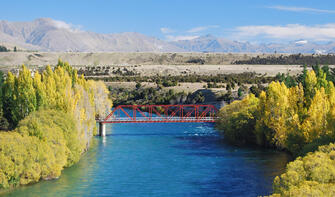 始建于1914年的红桥横跨纳盖特的克鲁萨河。