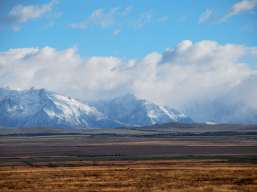Where giant mountains meet smooth lands