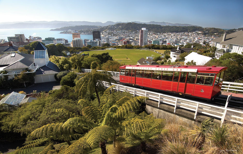 Die berühmte Wellington Cable Car bringt Besucher vom zentralen Lambton Quay hinauf zum Botanischen Garten.