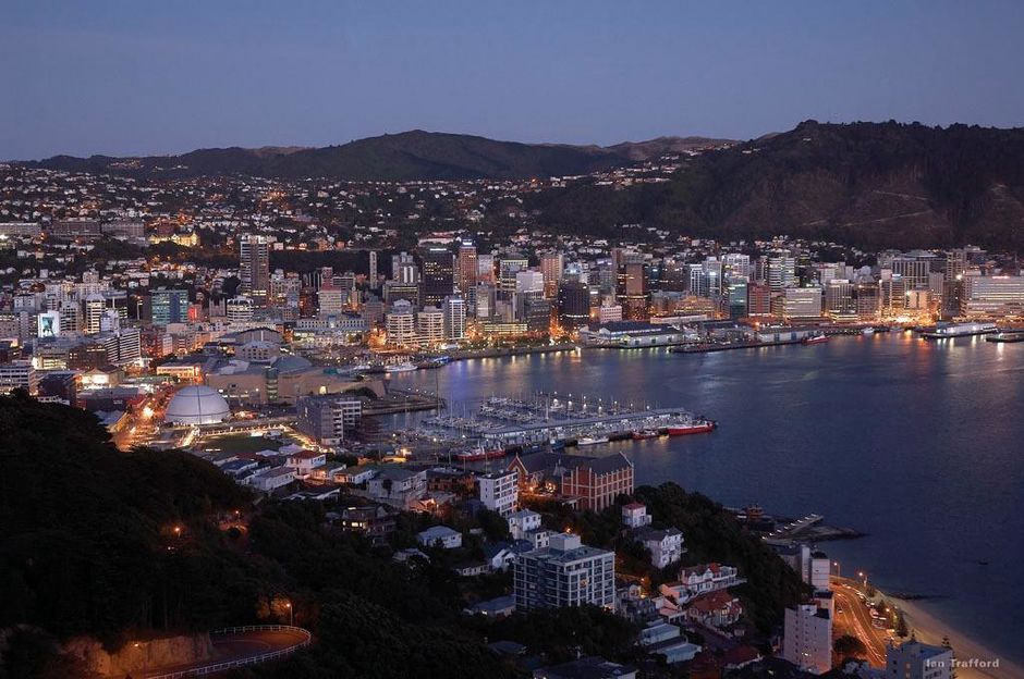 Wellington ist eine zu Fuß erlaufbare, kompakte und lebendige Stadt, besonders bei Nacht.